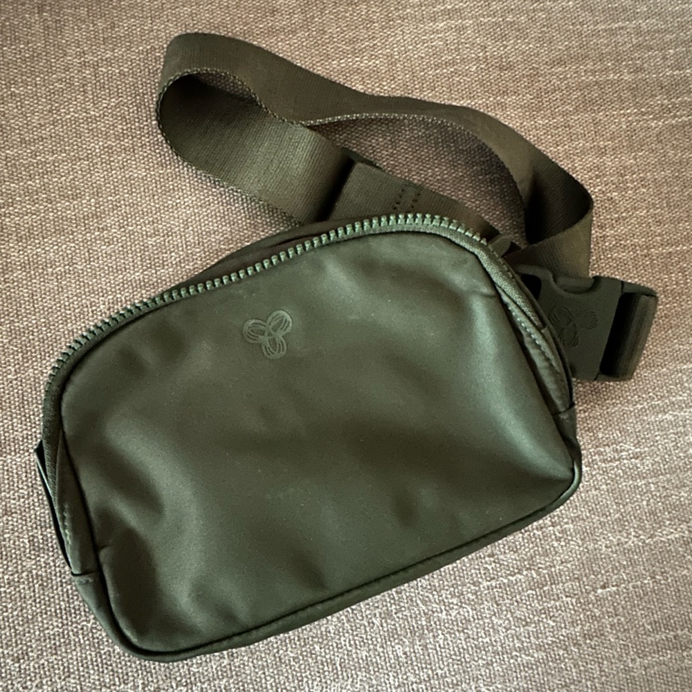 TnAction Aritzia belt bag in green